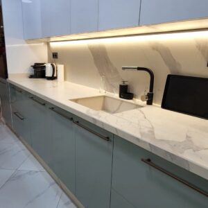 cuisine en bleu et blanc avec PDT statuario venato et évier intégré