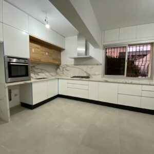 une jolie cuisine casquette blanche mariée avec le chêne et PDT calacatta GOLD