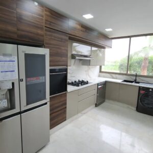 cuisine marron claire et noyer avec PDT calacatta gold MAT Soft